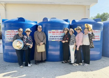 Tiền Giang: Tu viện Từ Hiếu cùng các nhà hảo tâm hỗ trợ nước sinh hoạt cho bà con vùng nhiễm mặn Gò Công Đông