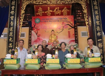 TX.Cai Lậy: Ban Trị sự Phật giáo thị xã kết hợp chùa Long Thành trao 450 phần quà Tết đến các hoàn cảnh khó khăn 