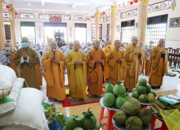 Tiền Giang: Ban Trị sự Phật giáo thị xã và huyện Cai Lậy cúng dường trường hạ PL.2566