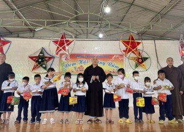 TX.Gò Công: Ấm áp “Đêm hội Trăng rằm” do Ban Trị sự Phật giáo thị xã tổ chức tại Trường Tiều học Long Hòa