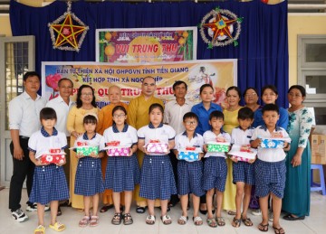 H.Châu Thành: Ban Từ thiện Xã hội Phật giáo tỉnh kết hợp tịnh xá Ngọc Hiệp tổ chức trao quà Trung thu cho các em học sinh Trường Tiểu học Tân Lý Tây