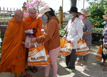 H.Gò Công Đông: Tịnh xá Ngọc Lợi tổ chức Phiên chợ 0 đồng nhân mùa Phật đản