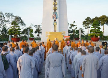 Tiền Giang: Thường trực Ban Trị sự và Trường Trung cấp Phật học tỉnh viếng Nghĩa trang Liệt sĩ nhân dịp Đại lễ Phật đản PL.2567