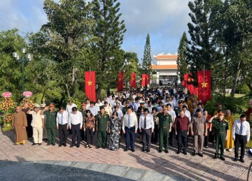 Ban Trị sự Phật giáo thị xã Gò Công và huyện Gò Công Đông viếng nghĩa trang Liệt sĩ Gò Công nhân kỷ niệm ngày Thương binh Liệt sĩ